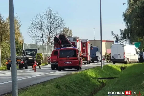 Zderzenie trzech aut na DK94 w Bochni – utrudnienia w kierunku Brzeska