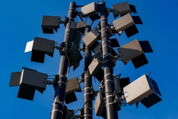 KS Beskid Żegocina wzmacnia bezpieczeństwo: nowy monitoring i oświetlenie z czujnikami ruchu