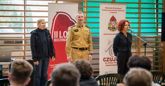 Strażacy z Bochni uczą młodzież, jak uniknąć zatrucia czadem i pożarów w sezonie grzewczym